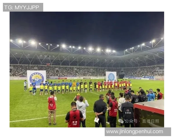 当足球球星走上街头平凡与激情在城市角落交织